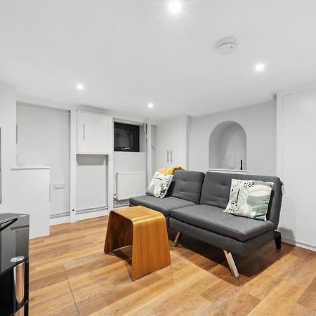 2 Bedrooms Stylish, Gorgeous, Westgate Cottage Retreat, Central Winchester, Free On-Street Parking Permit, With Garden Close To Cathedral - Sleeps 6, Pets Are Welcome, Summer Special Offer! - By Blue Puffin Stays Exterior foto
