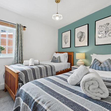 2 Bedrooms Stylish, Gorgeous, Westgate Cottage Retreat, Central Winchester, Free On-Street Parking Permit, With Garden Close To Cathedral - Sleeps 6, Pets Are Welcome, Summer Special Offer! - By Blue Puffin Stays Exterior foto