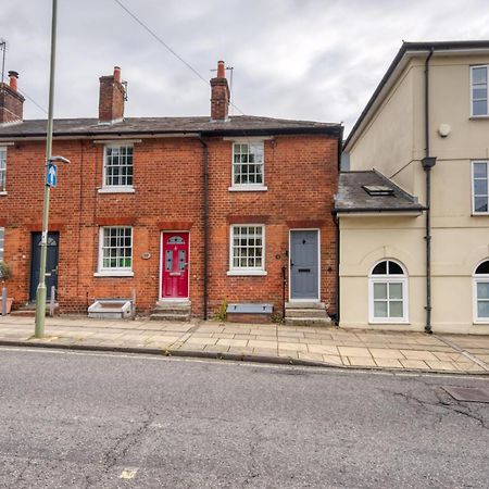 2 Bedrooms Stylish, Gorgeous, Westgate Cottage Retreat, Central Winchester, Free On-Street Parking Permit, With Garden Close To Cathedral - Sleeps 6, Pets Are Welcome, Summer Special Offer! - By Blue Puffin Stays Exterior foto