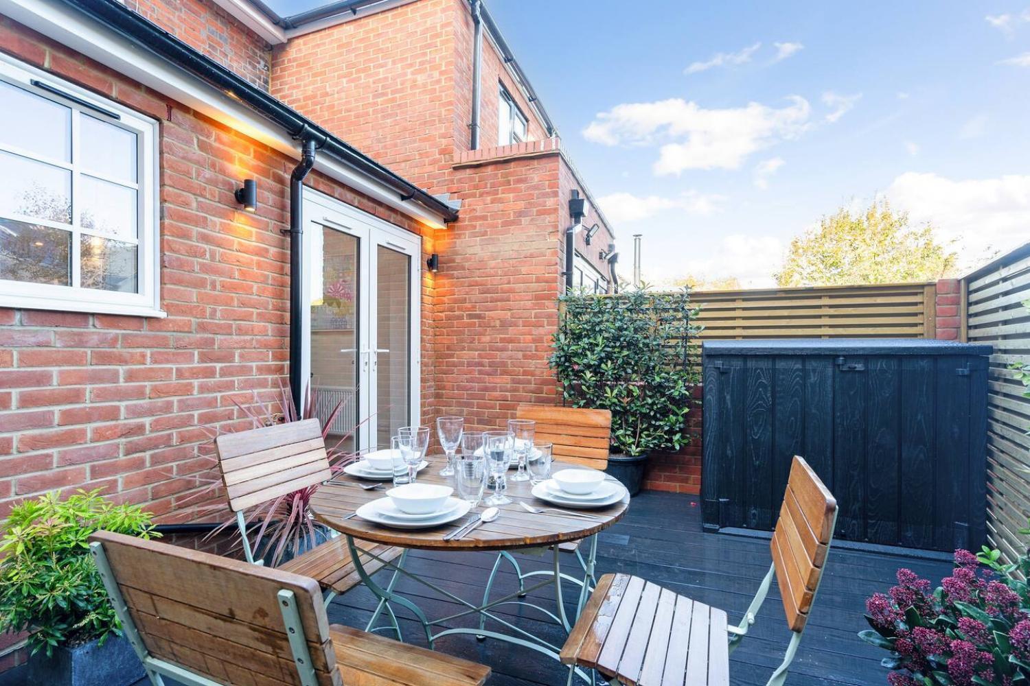 2 Bedrooms Stylish, Gorgeous, Westgate Cottage Retreat, Central Winchester, Free On-Street Parking Permit, With Garden Close To Cathedral - Sleeps 6, Pets Are Welcome, Summer Special Offer! - By Blue Puffin Stays Exterior foto