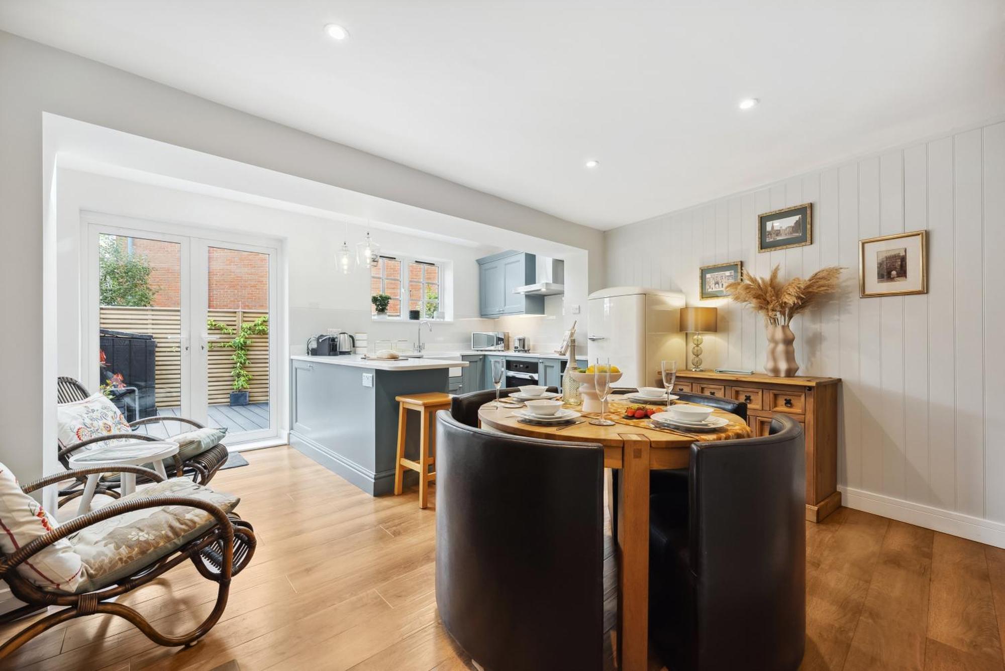 2 Bedrooms Stylish, Gorgeous, Westgate Cottage Retreat, Central Winchester, Free On-Street Parking Permit, With Garden Close To Cathedral - Sleeps 6, Pets Are Welcome, Summer Special Offer! - By Blue Puffin Stays Exterior foto