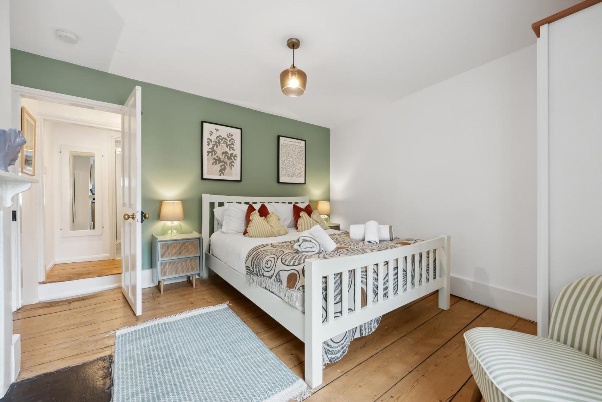 2 Bedrooms Stylish, Gorgeous, Westgate Cottage Retreat, Central Winchester, Free On-Street Parking Permit, With Garden Close To Cathedral - Sleeps 6, Pets Are Welcome, Summer Special Offer! - By Blue Puffin Stays Exterior foto