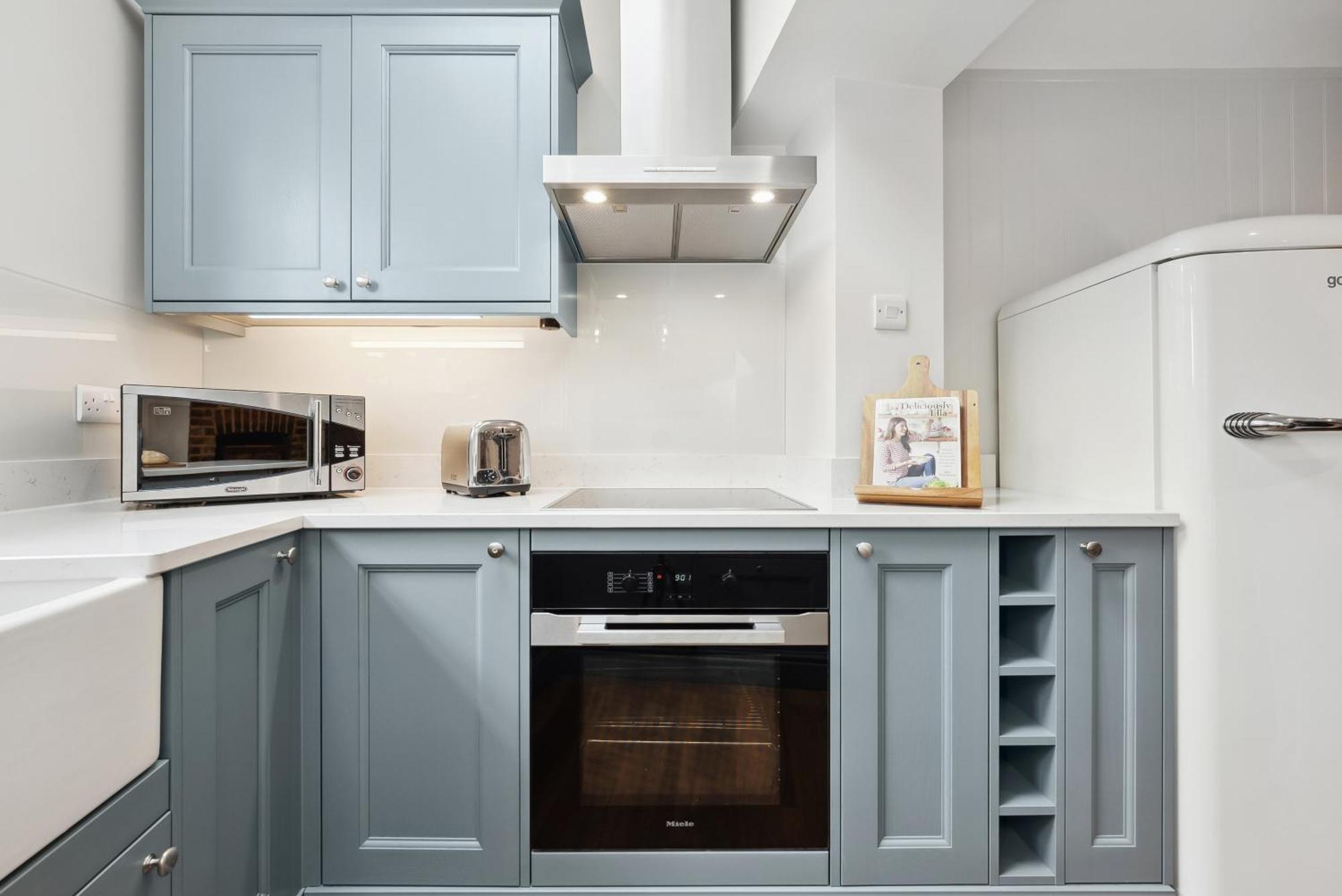 2 Bedrooms Stylish, Gorgeous, Westgate Cottage Retreat, Central Winchester, Free On-Street Parking Permit, With Garden Close To Cathedral - Sleeps 6, Pets Are Welcome, Summer Special Offer! - By Blue Puffin Stays Exterior foto