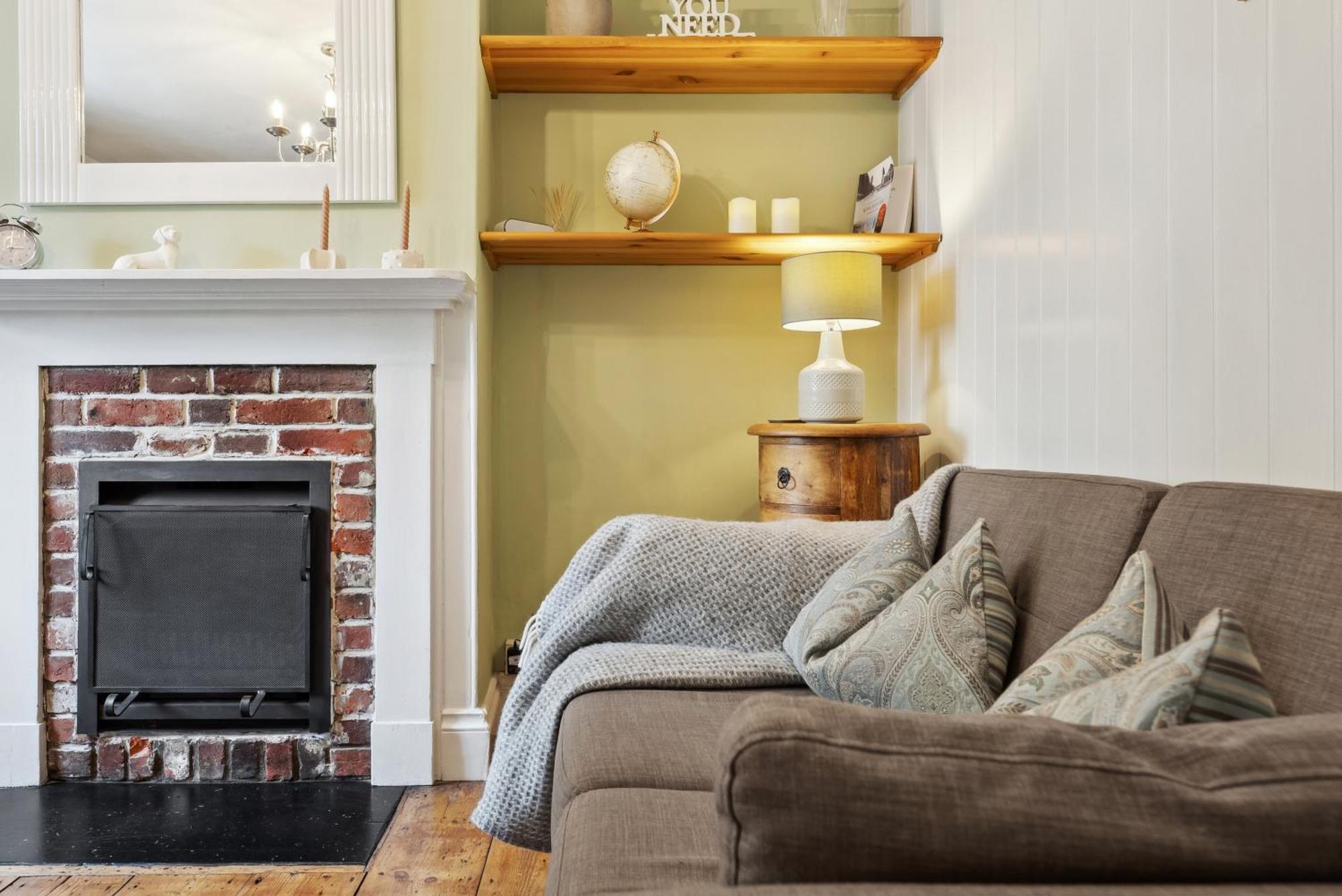 2 Bedrooms Stylish, Gorgeous, Westgate Cottage Retreat, Central Winchester, Free On-Street Parking Permit, With Garden Close To Cathedral - Sleeps 6, Pets Are Welcome, Summer Special Offer! - By Blue Puffin Stays Exterior foto