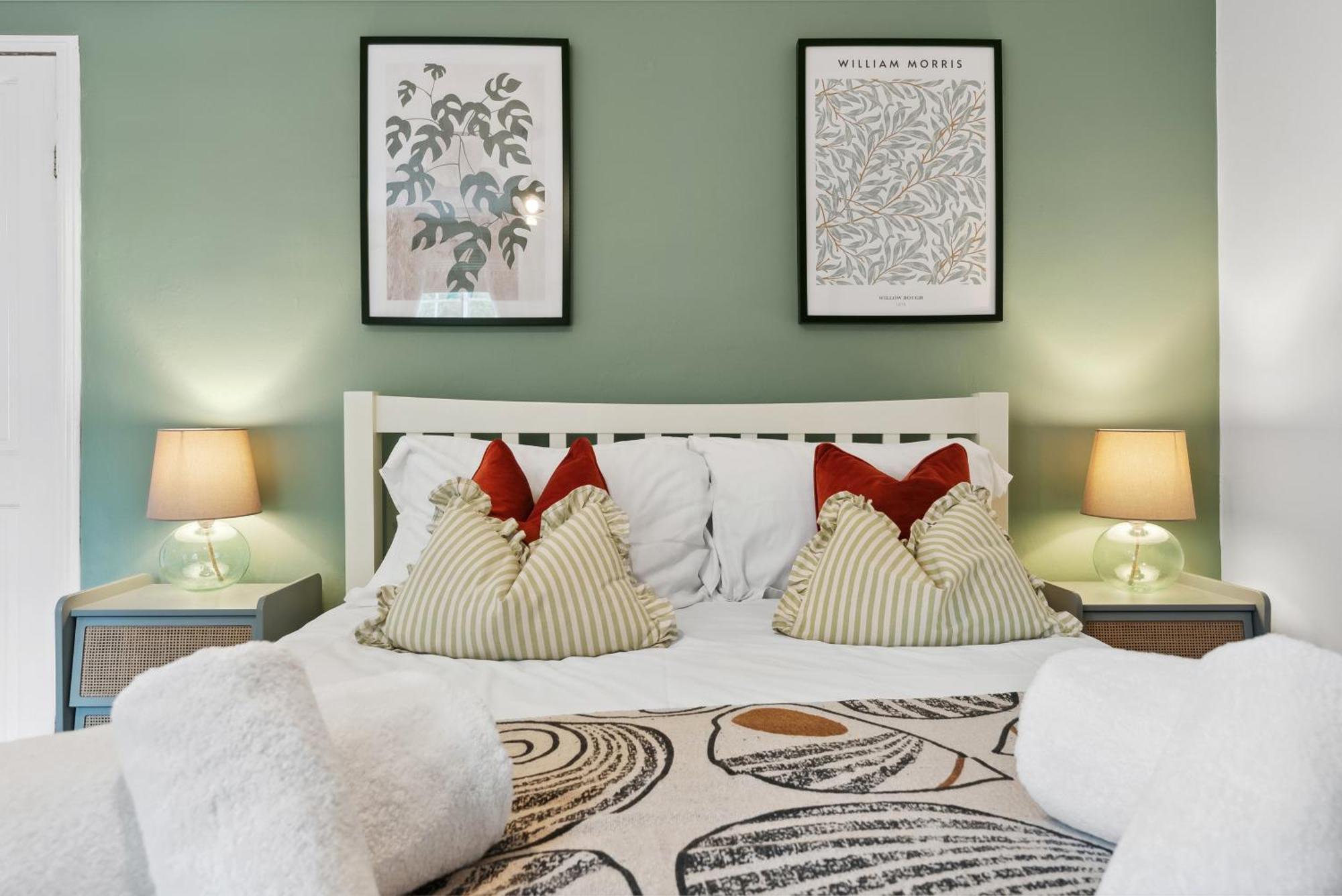 2 Bedrooms Stylish, Gorgeous, Westgate Cottage Retreat, Central Winchester, Free On-Street Parking Permit, With Garden Close To Cathedral - Sleeps 6, Pets Are Welcome, Summer Special Offer! - By Blue Puffin Stays Exterior foto