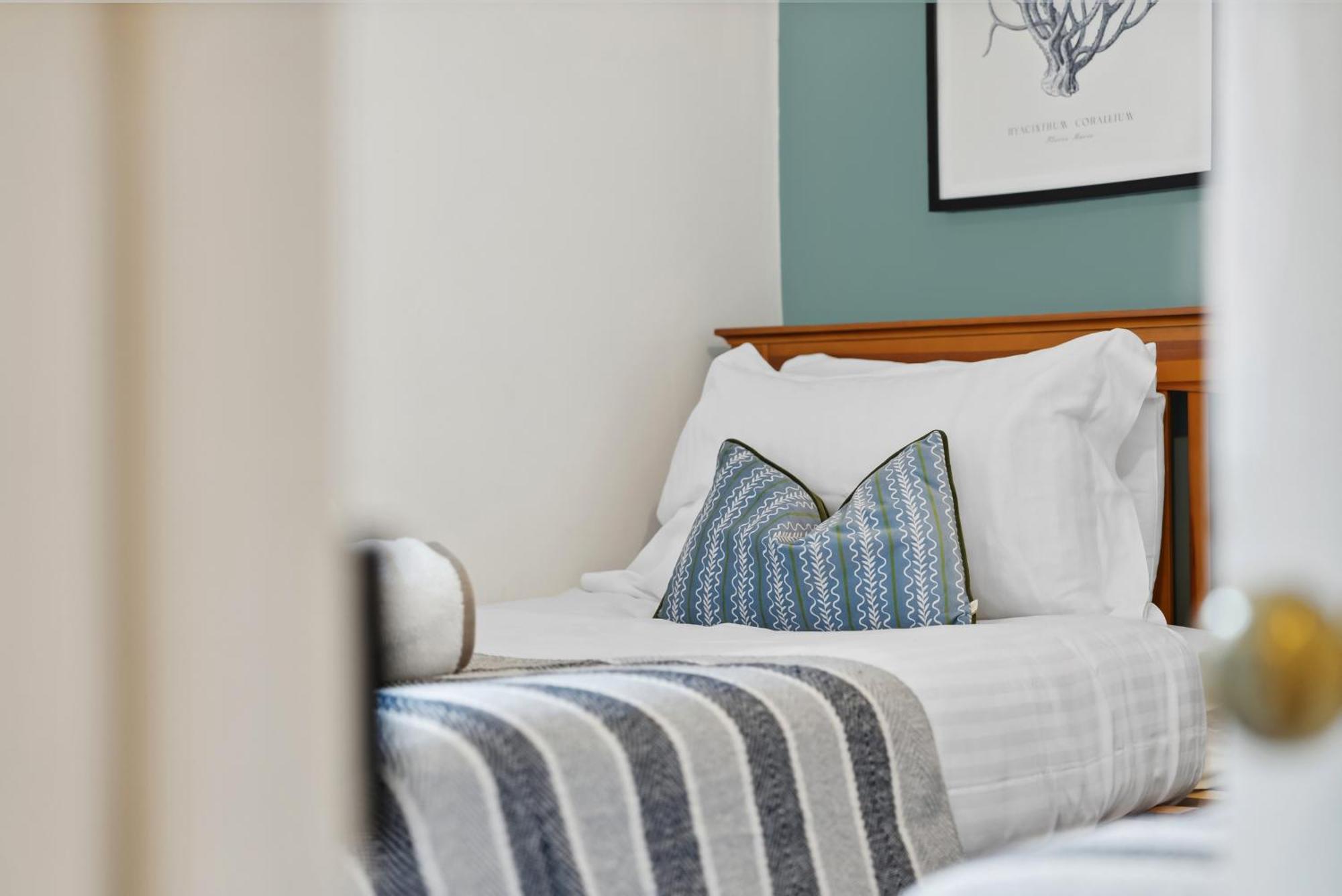 2 Bedrooms Stylish, Gorgeous, Westgate Cottage Retreat, Central Winchester, Free On-Street Parking Permit, With Garden Close To Cathedral - Sleeps 6, Pets Are Welcome, Summer Special Offer! - By Blue Puffin Stays Exterior foto