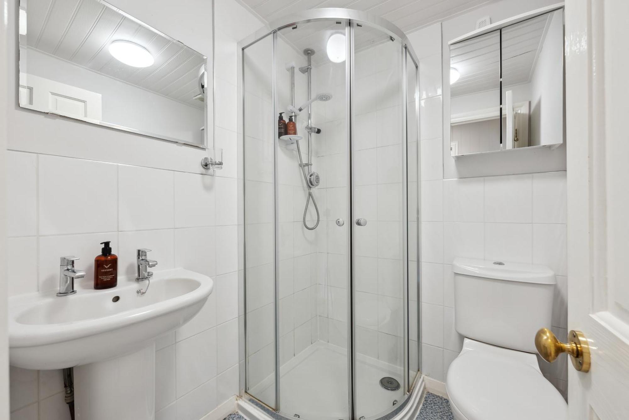 2 Bedrooms Stylish, Gorgeous, Westgate Cottage Retreat, Central Winchester, Free On-Street Parking Permit, With Garden Close To Cathedral - Sleeps 6, Pets Are Welcome, Summer Special Offer! - By Blue Puffin Stays Exterior foto