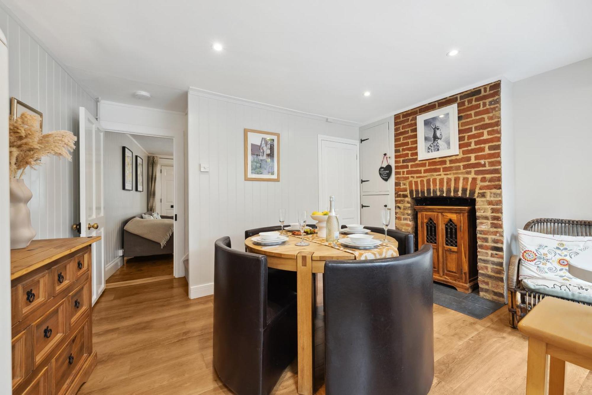 2 Bedrooms Stylish, Gorgeous, Westgate Cottage Retreat, Central Winchester, Free On-Street Parking Permit, With Garden Close To Cathedral - Sleeps 6, Pets Are Welcome, Summer Special Offer! - By Blue Puffin Stays Exterior foto